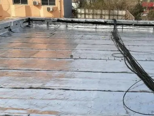 寻乌卫生间漏水维修公司分享下寻乌屋面楼顶防水刚性防水层施工要点。